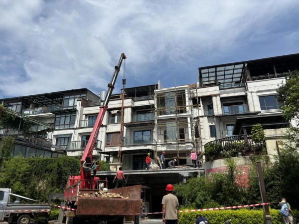 大业证券 四川西昌一小区停车场出入口凭空“长出”悬空平台：系业主违法搭建，已被拆除