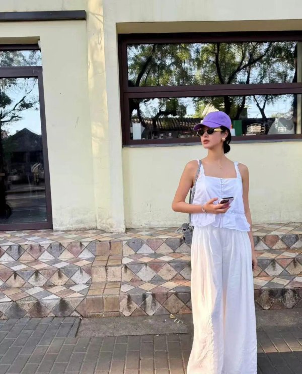 博远配资 杨采钰产后复工变温柔了！娃娃衫+白裤子+珍珠耳环，生完宝宝后变得更漂亮啦？