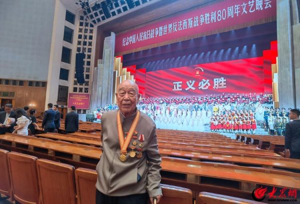 鼎牛网 忆往昔峥嵘岁月 即墨区97岁抗战老兵受邀参加抗战胜利80周年文艺晚会