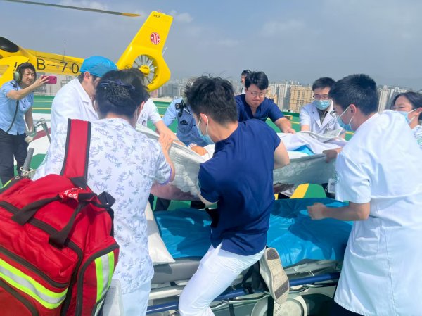 日斗-优配 无缝衔接“空中生命线” 筑牢院内“急救保障网”——山东大学齐鲁医院(青岛)成功救治长岛航空转运危重创伤患者